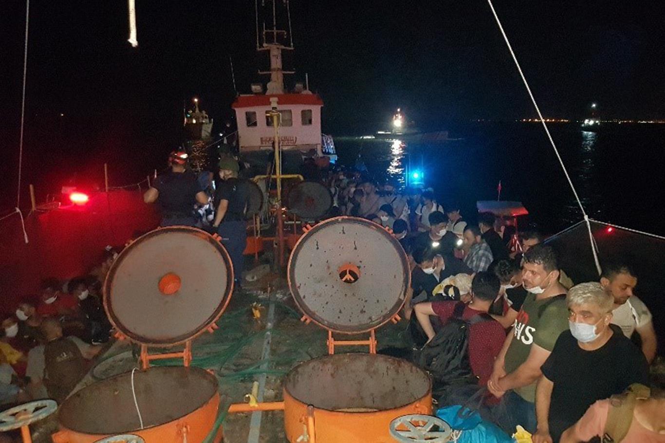 İzmir'de bir gemide 276 göçmen ve 8 organizatör yakalandı